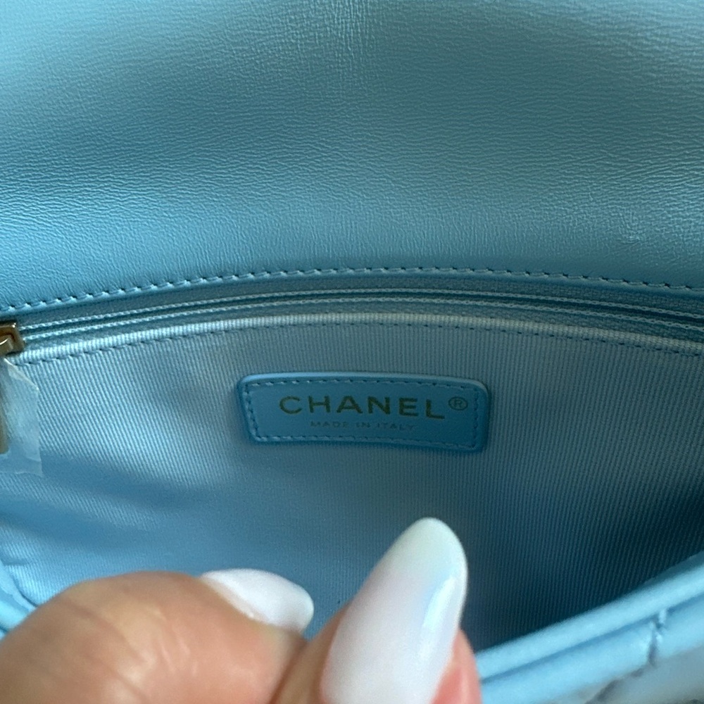 CHANEL Sky Blue Quilted Crossbody Bag with Gold Chain - Picture 8 of 9